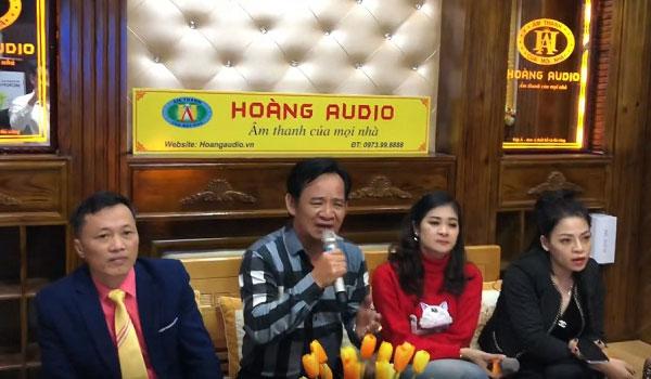 Nghệ sĩ Quang Tèo đến showroom của Hoàng Audio