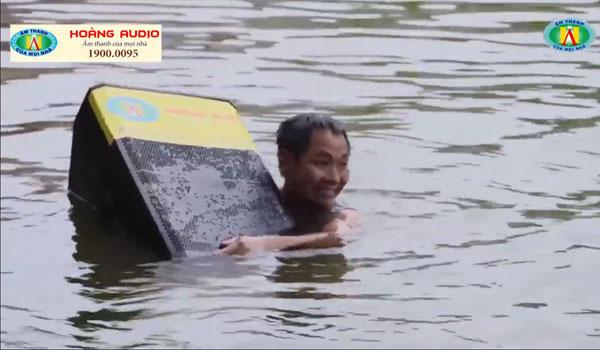 Thực hư chuyện loa rơi xuống nước mà vẫn chạy phà phà trong video hài Tết 2019